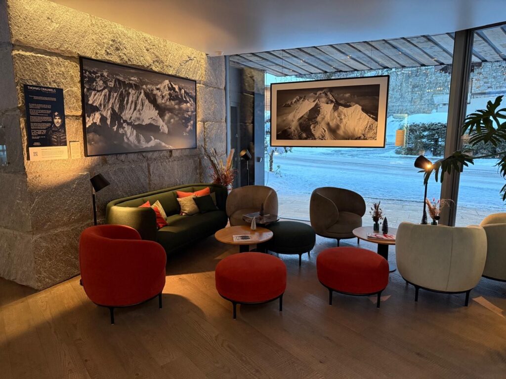 Schwarz-weiße Bergfotografien in einer Ecke des Hotels in Champex-Lac