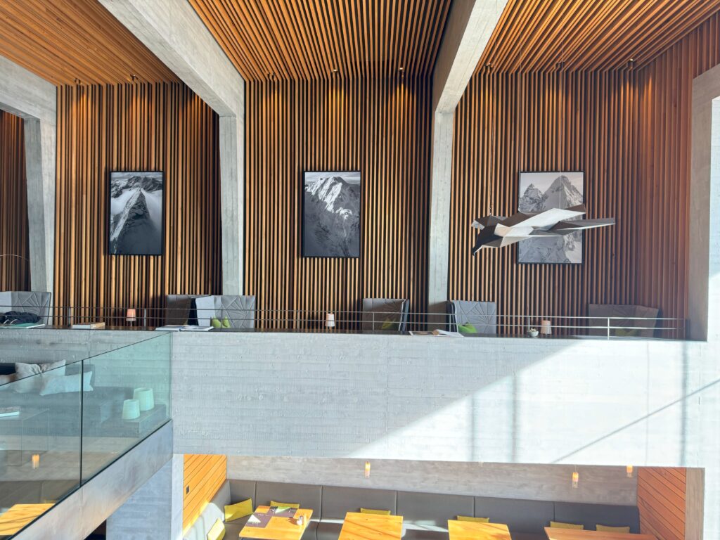 Drei Schwarzweißfotografien von Bergen werden in der Lobby des Hotels Chetzeron in Crans-Montana aufgehängt.
