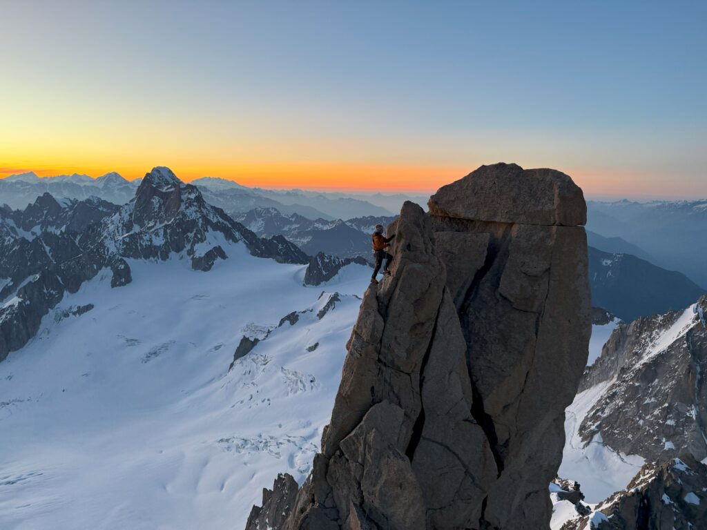 Magnifique lever de soleil dans le massif du Mont-Blanc, en haute montagne, durant la traversée des Aiguilles du Diable