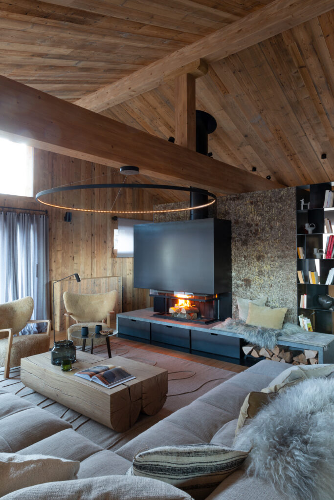 Wohnzimmer im Inneren einer Hütte, mit dekorativem Kamin