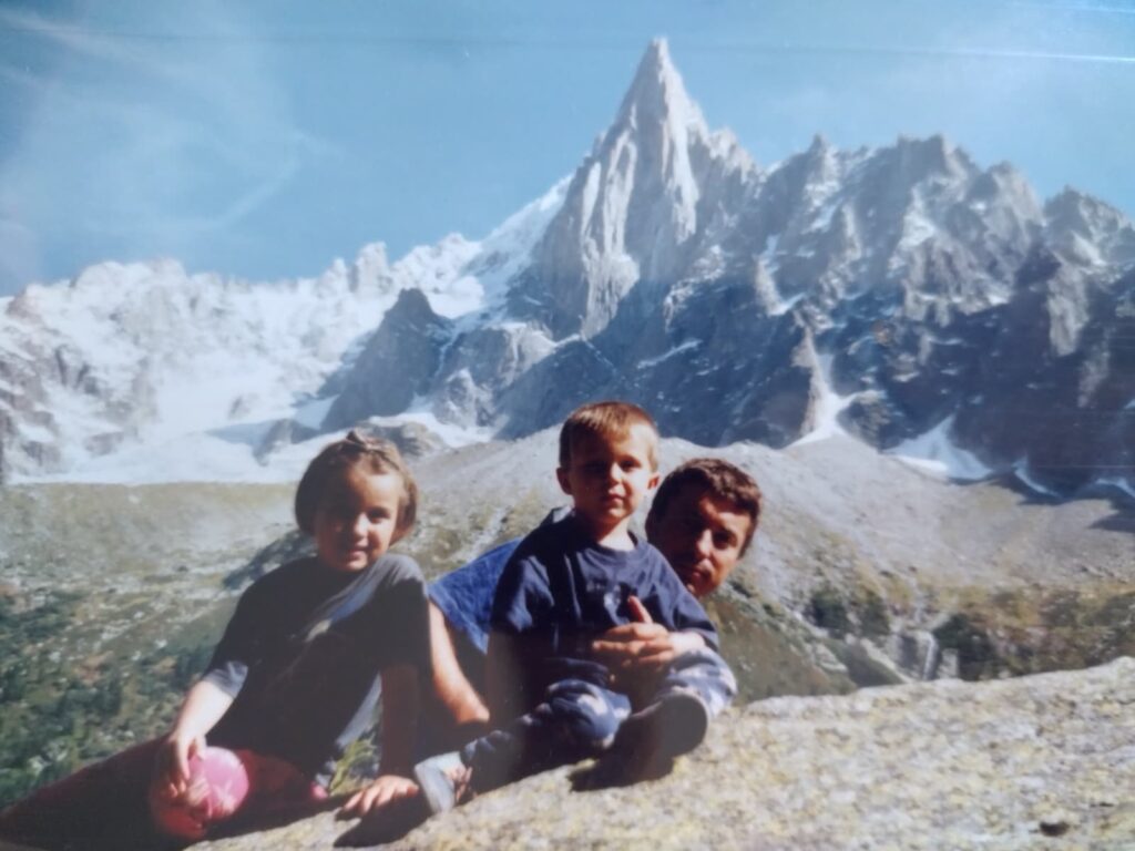 Léo Billon as a child, high-level mountaineer, with his sister and father, facing the Drus above Chamonix.
