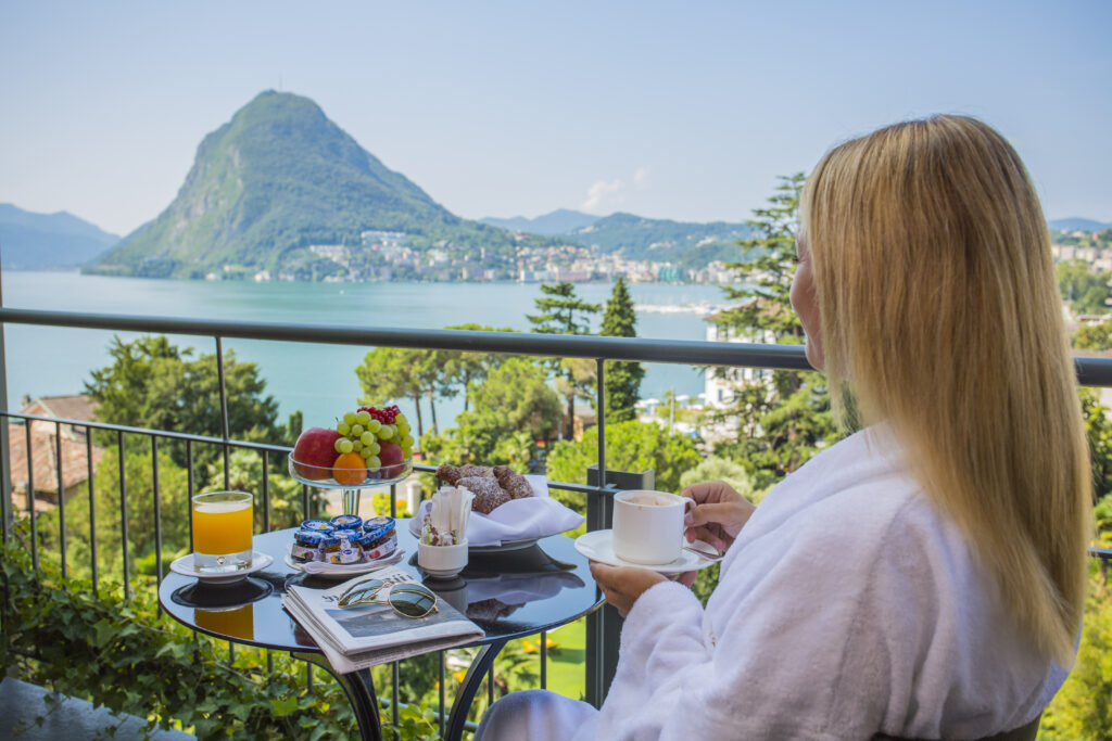 Petit déjeuner avec vue sur le lac de Lugano : entre ciel et lumière, la suite célèbre l’art du temps suspendu.