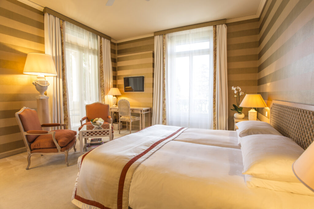 Lignes classiques et éclat doré : cette chambre évoque l’élégance d’une demeure italienne où confort et raffinement se confondent.