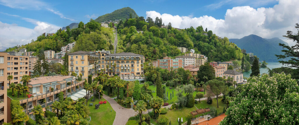 Entre lac et collines verdoyantes, la Villa Castagnola s’épanouit comme un écrin de beauté intemporelle au cœur de Lugano. @Michel_Zylberberg