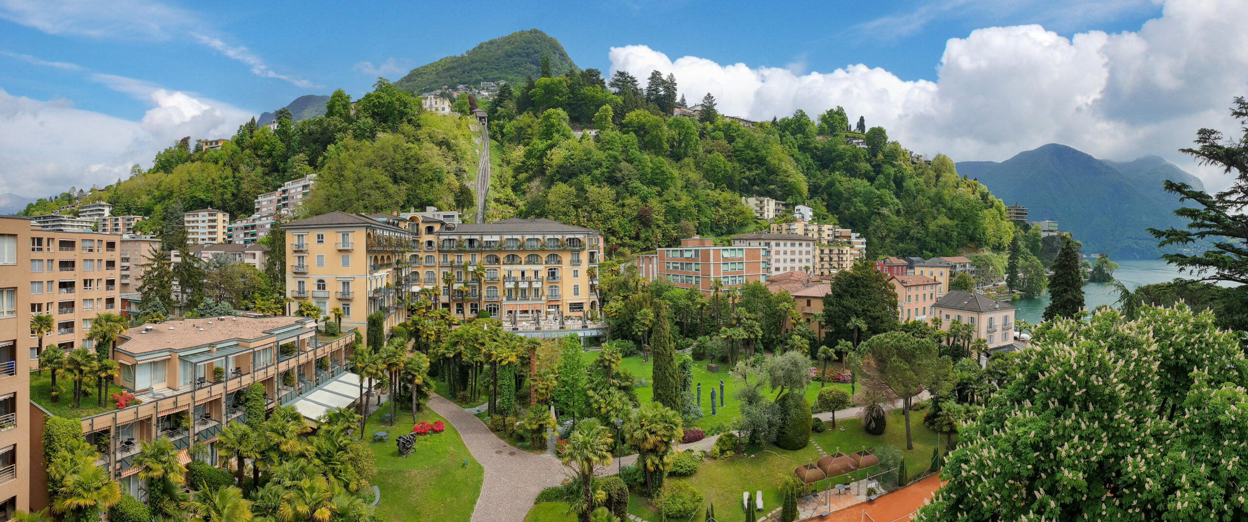 Entre lac et collines verdoyantes, la Villa Castagnola s’épanouit comme un écrin de beauté intemporelle au cœur de Lugano. @Michel_Zylberberg