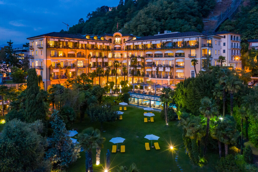 Quand la nuit tombe sur Lugano, la Villa Castagnola s’illumine d’une aura dorée, reflet de son élégance éternelle.